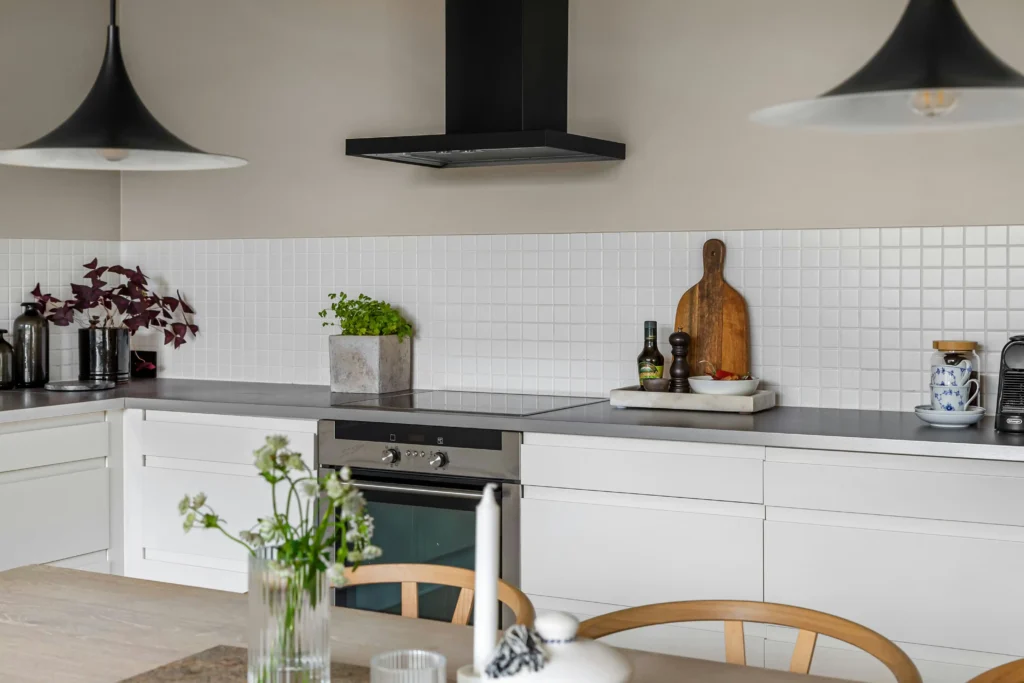 Petite cuisine sans meuble haut