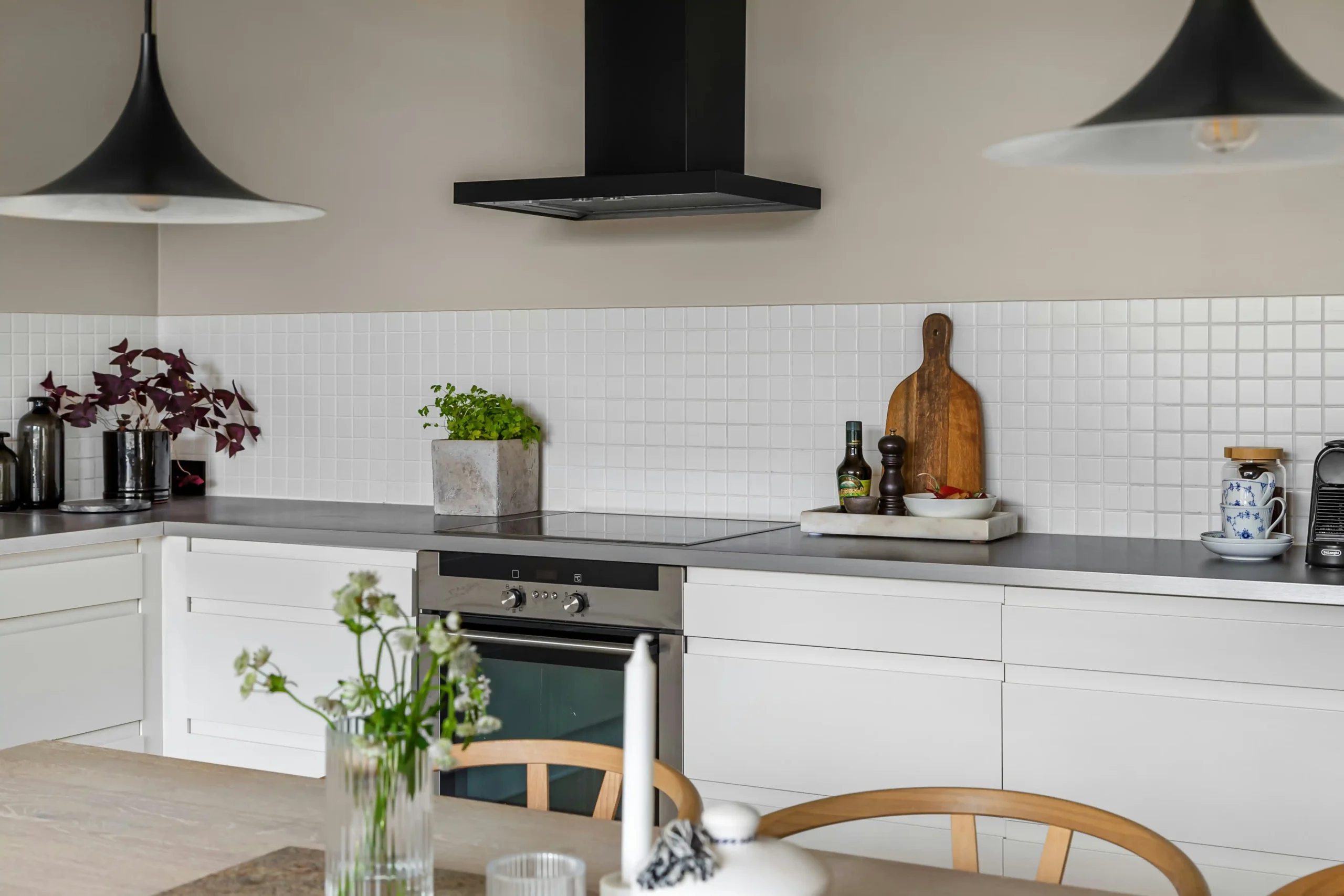 Petite cuisine sans meuble haut