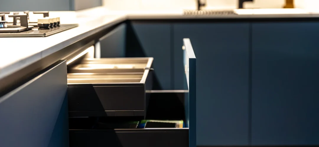 Optimisation rangement cuisine dans une cuisine sur mesure moderne en Normandie