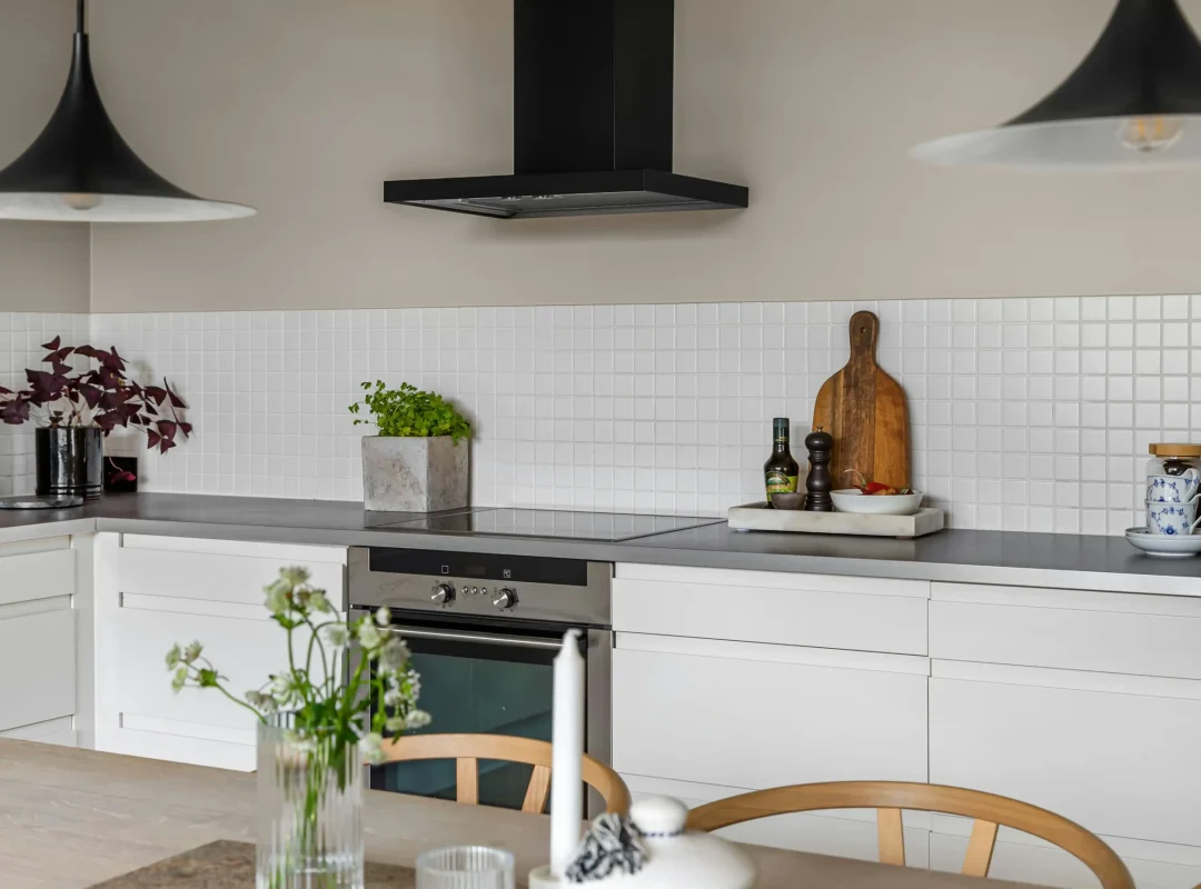 Petite cuisine sans meuble haut